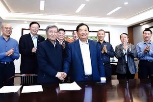 ?东契奇赛后收到NFL巨星马霍姆斯的签名球衣 并与其合影留念