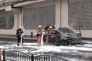 咋回事？易建联退役仪式朱芳雨为周鹏颁发纪念礼盒 笑容瞬间消失